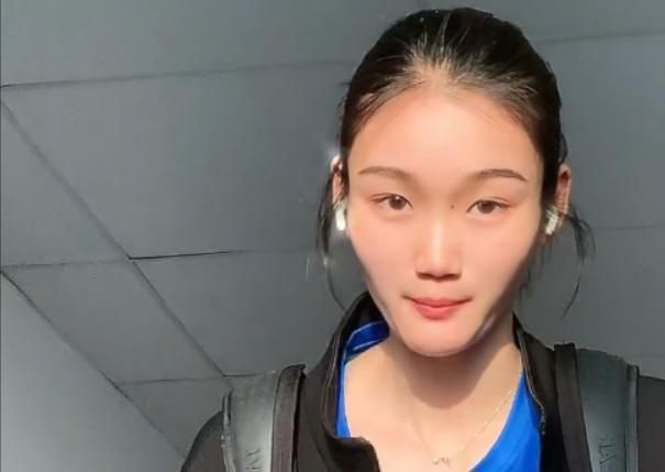 叶辰将回春丹放在他手中，随后将他搀扶起来，说：老先生，现在就服下吧，以您这个年纪，服下之后从外表应该看不出什么效果，但真正的功效，您这种有大智慧的人，应该能感受的到。